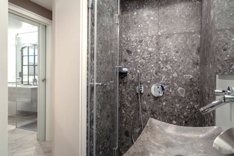 Zwei moderne Badezimmer stehen zur Verfügung.