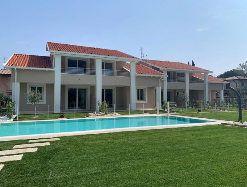 Die gepflegte Anlage mit der Villa Mer in Manerba del Garda