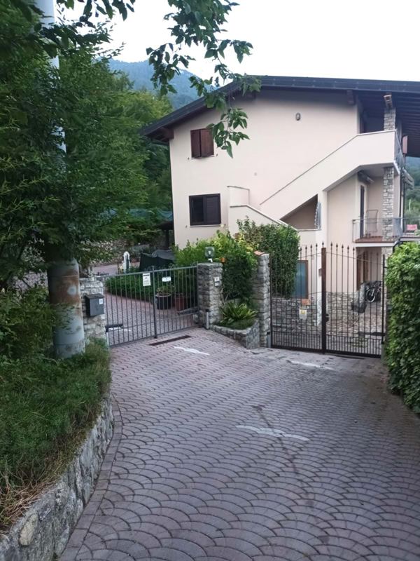 Casa Maja Tignale Außenansicht mit Zufahrt PKW Stellplatz