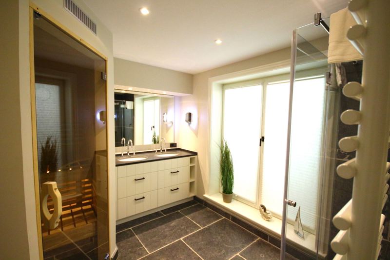 Badezimmer im Untergeschoss mit Sauna