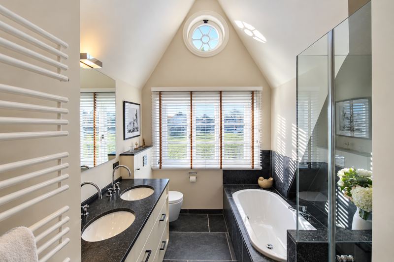 Das Masterbad mit Badewanne und Dusche