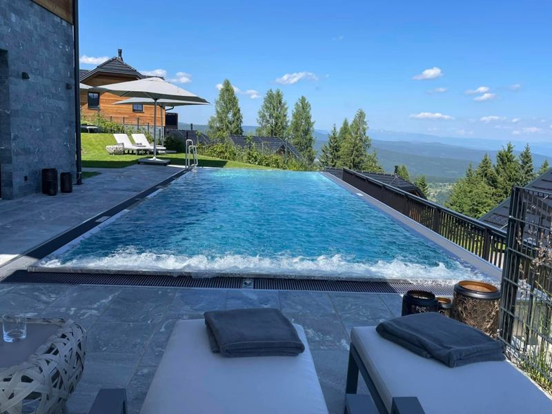 Entspannen Sie im beheizten Infinitypool mit Blick auf die Alpen
