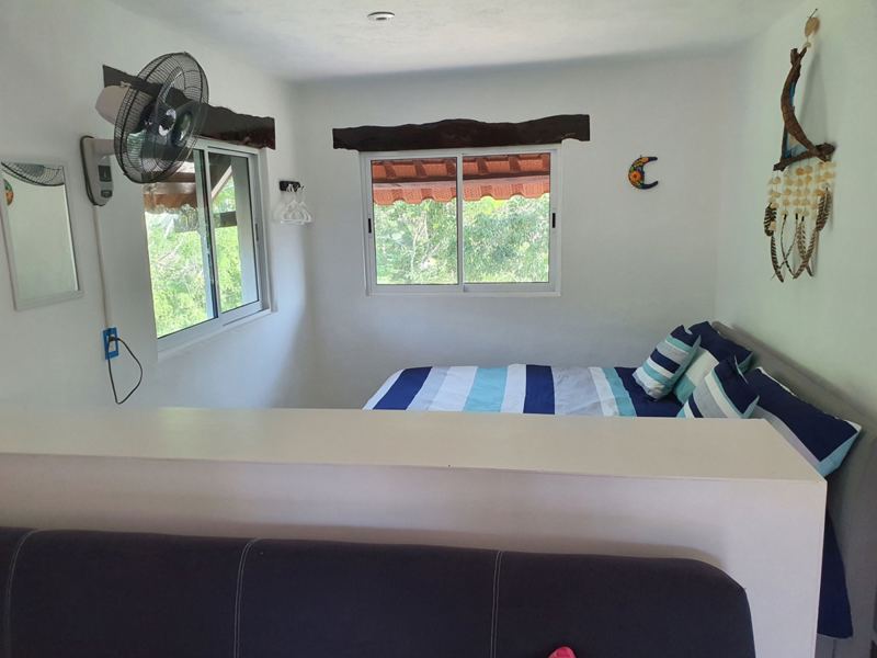 Offenes Schlafzimmer mit viel Tageslicht