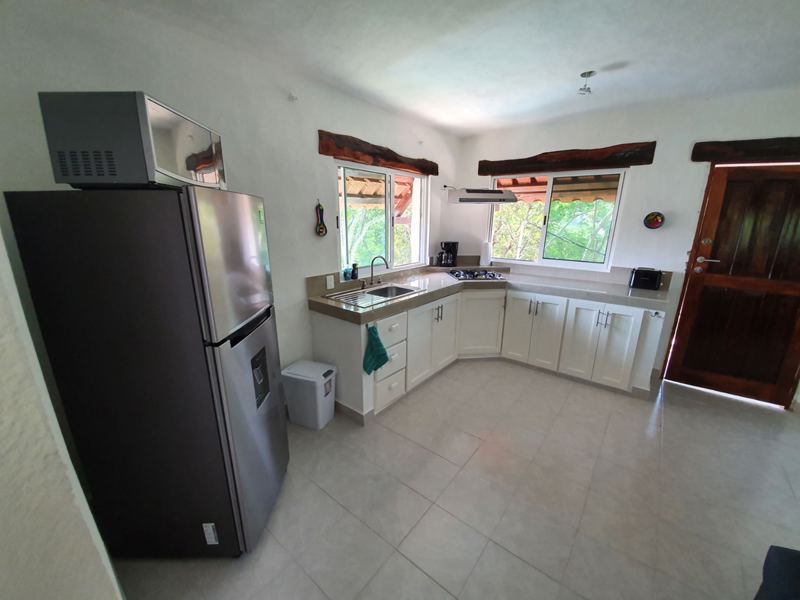 Die offene Wohnküche des Ferienappartements Torre in Akumal in Mexiko