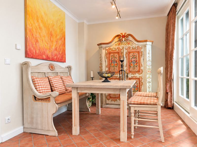 Aufwendig verarbeitete Möbel zeichnen die Ferienwohnung Biberhüs 2 in Archsum aus