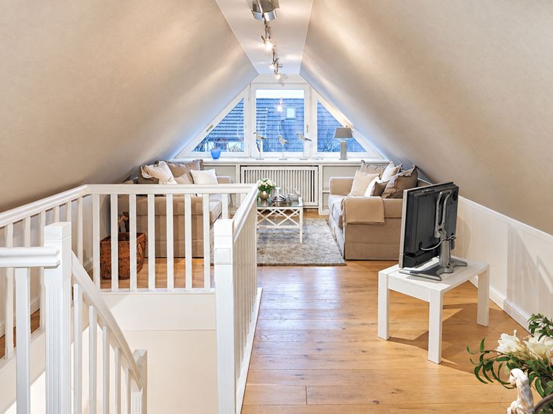 Der Wohnbereich mit gemütlichen Sofas und Flachbildschirm