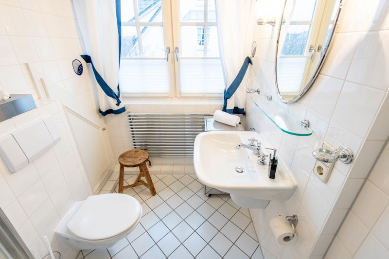 Das zweite Bad ist mit einer Dusche ausgestattet