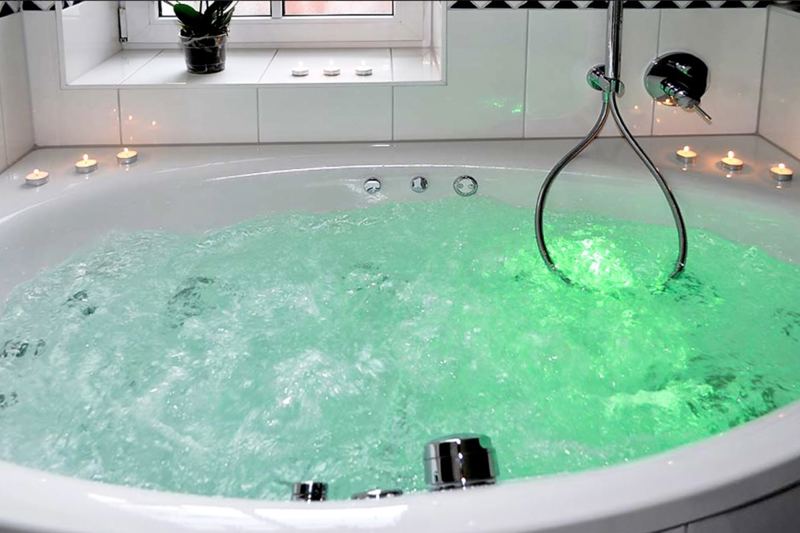 Unterschiedliche Massagefunktionen und Lichterspiel stehen zur Verfügung