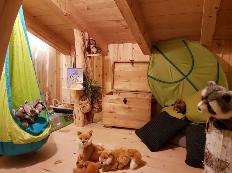 Ein separates Kinderspielzimmer mit vielen süßen Plüschtieren