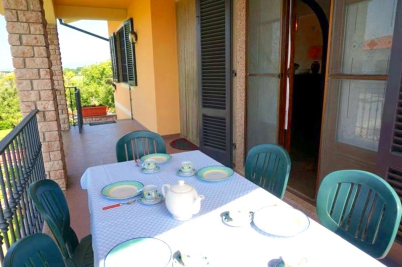 Genießen Sie das Frühstück oder Abendessen auf der überdachten Veranda