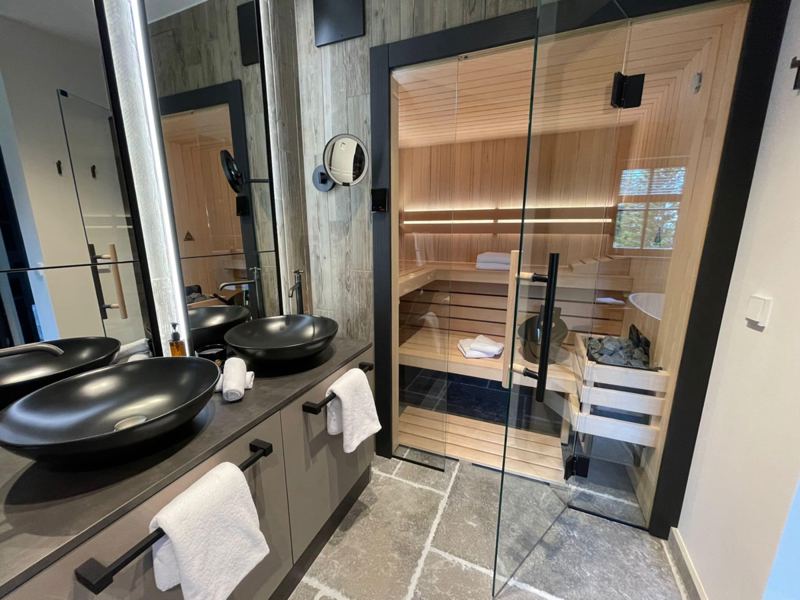 Das moderne und exklusive Bad mit Badewanne, Dusche und Sauna