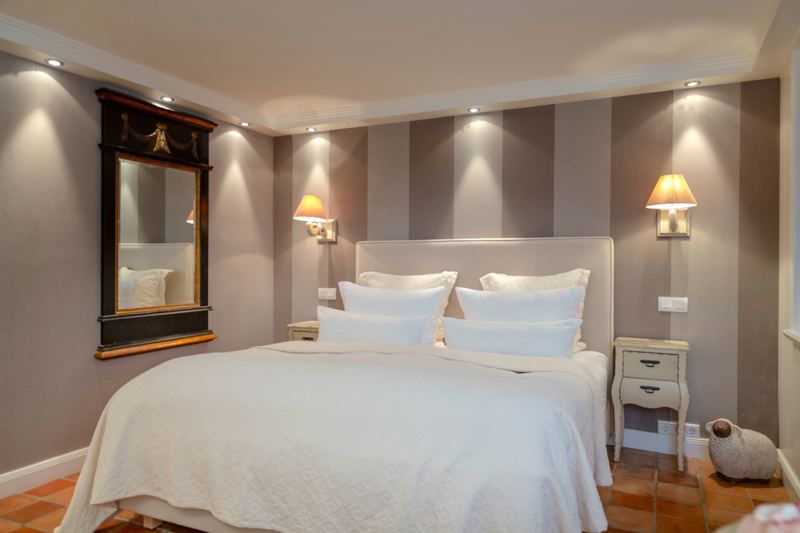 Masterbedroom mit Doppelbett und Flachbildschirm