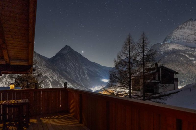 Der Sternenhimmel und die Berge bilden eine atemberaubende Kulisse