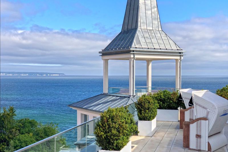Die Dachterrasse der benachbarten Villa First