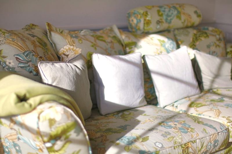 Das Sofa ist mit hochwertigen englischen Leinen bezogen