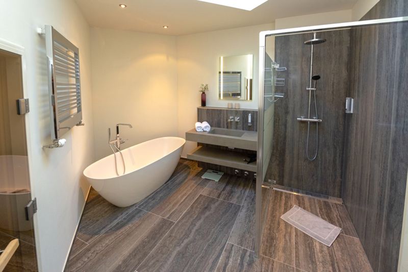 ..mit Dusche, Badewanne und einer Sauna