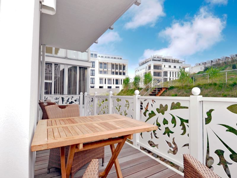 Vom Balkon mit Gartenmöbel eröffnet sich ein toller Rundblick