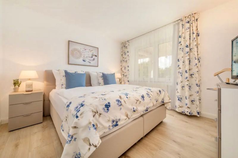Für einen erholsamen Schlaf sorgt das komfortable Doppelbett