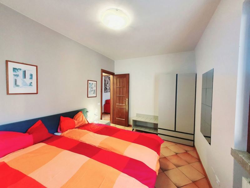 Das Schlafzimmer mit großem Doppelbett und Kleiderschrank