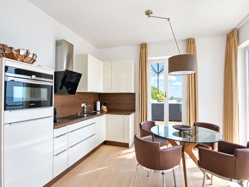 Die moderne Küche der Ferienwohnung in Sassnitz auf Rügen
