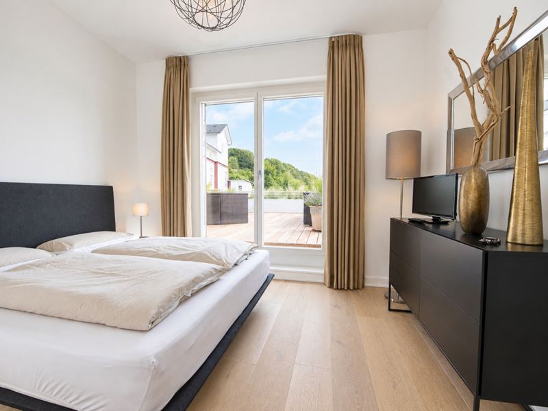 Das Schlafzimmer mit Doppelbett und Flachbildschirm