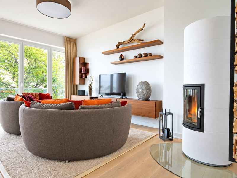 Der gemütliche Wohnbereich der Ferienwohnung mit Kamin