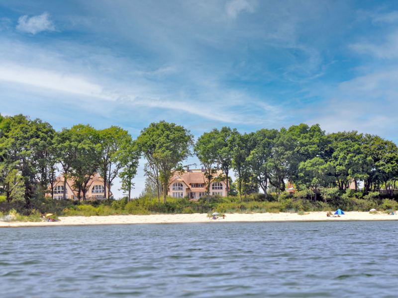Der Blick vom Meer auf das Ferienhaus Strandreethus 2  in Lobbe