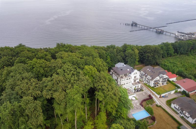Die Villa mit dem Ferienappartement Schilfrohr liegt unmittelbar am Strand und dem Meer