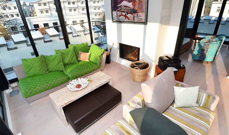 Viel Tageslicht und ein Kamin zeichnen das Penthouse aus