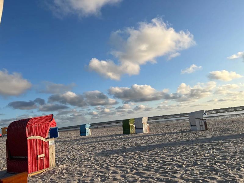 reservierter Strandkorb am Strand 