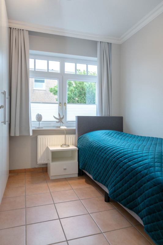 Das Schlafzimmer mit Einzelbett im Erdgeschoss 