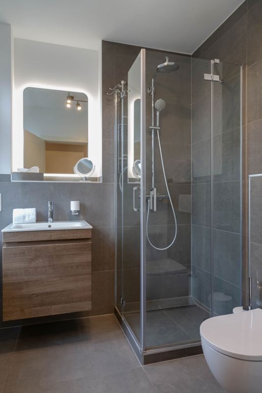 Das zweite Badezimmer ist mit einer Dusche ausgestattet 