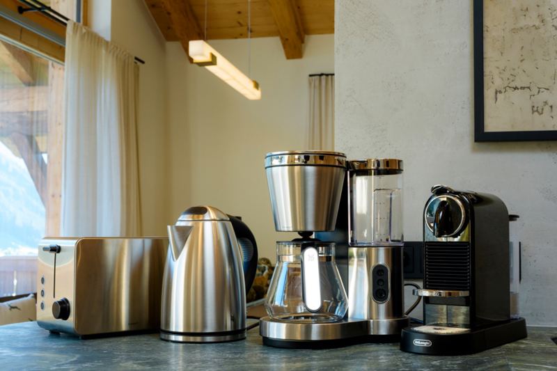 Toaster, Wasserkocher, Kaffeemaschine und eine Nespressomaschine stehen zur Verfügung