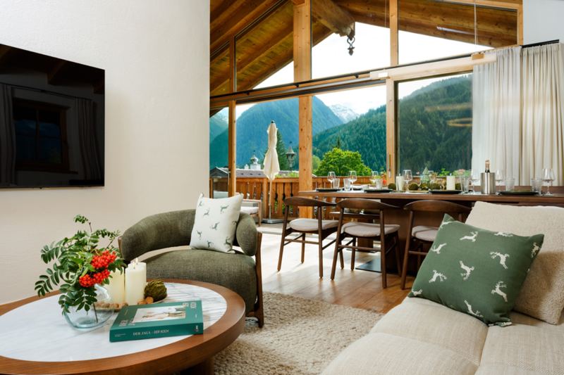 Traumhafter Blick vom Sofa auf die Berglandschaft 