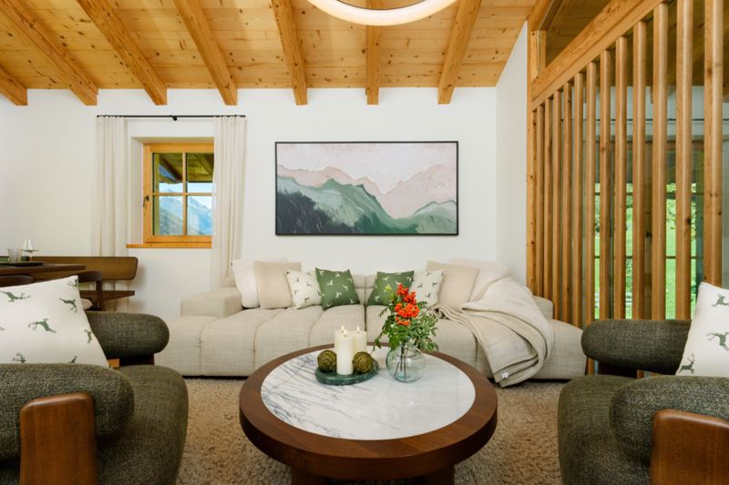 Der moderne und gemütliche Wohnbereich im Chalet Gams
