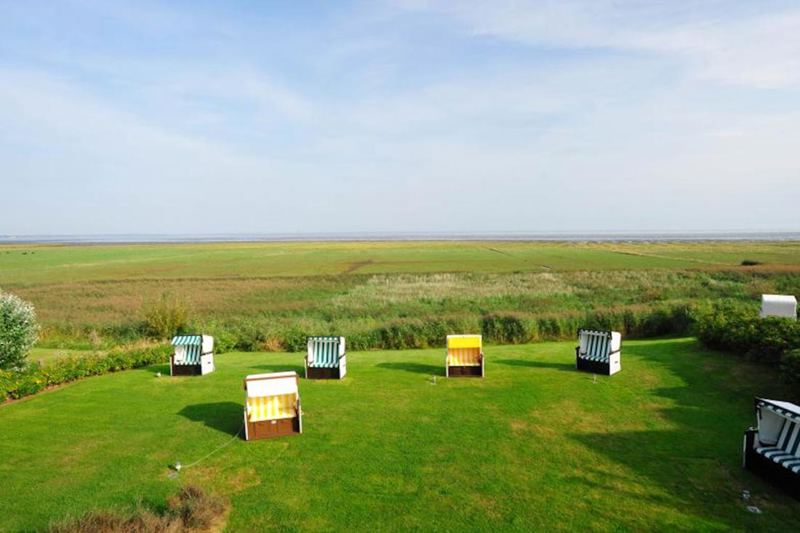 Blick durch das Fenster auf das Wattenmeer