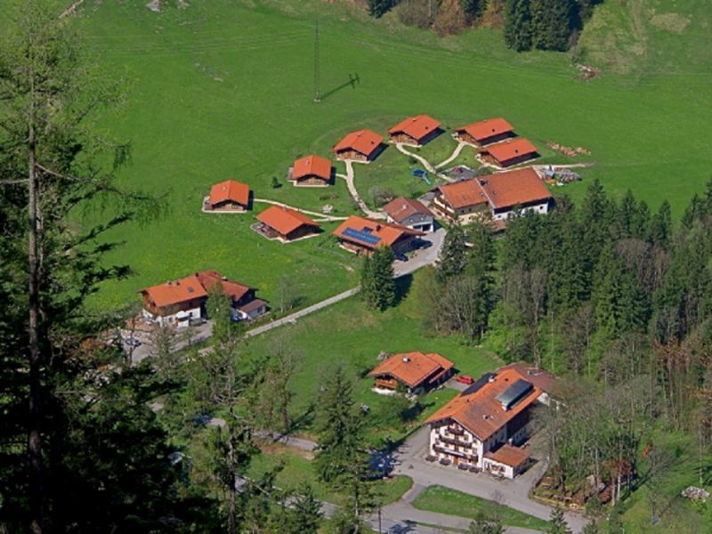 Unsere Chalets vom Berg aus betrachtet.