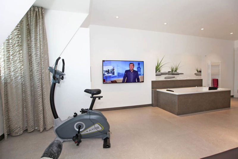 Auch ein Fahrrad und ein Flatscreen stehen im Wellnessbereich zur Verfügung.
