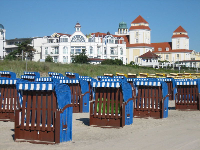 Die Villa mit der Ferienwohnung Hohe Düne liegt direkt am Badestrand.