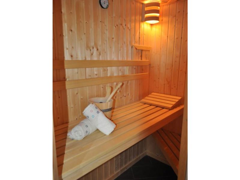 Eine Wohnungseigene Sauna lädt zum Entspannen ein.