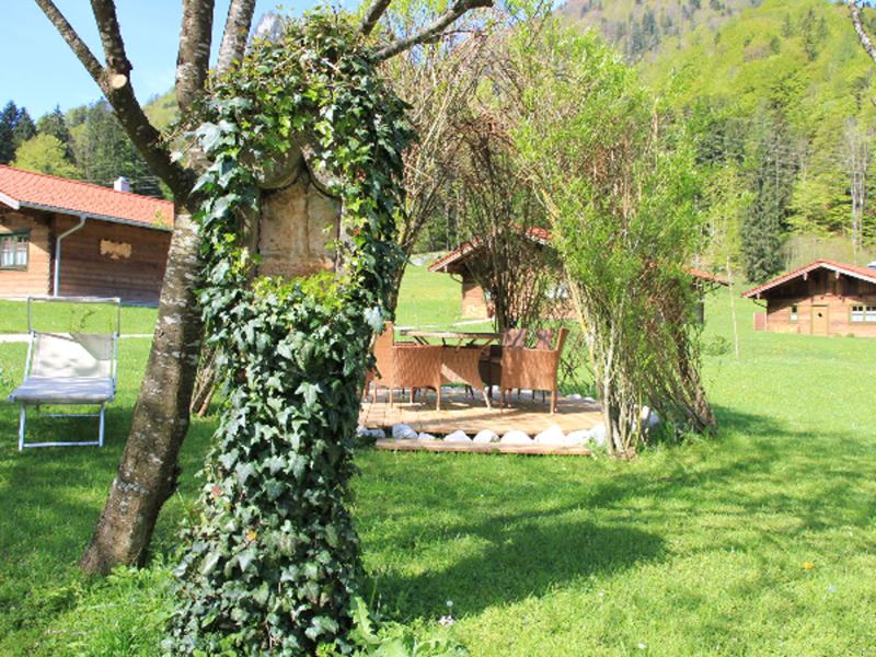 Der idyllisch angelegte Garten des Chalet- Resorts in Ruhpolding