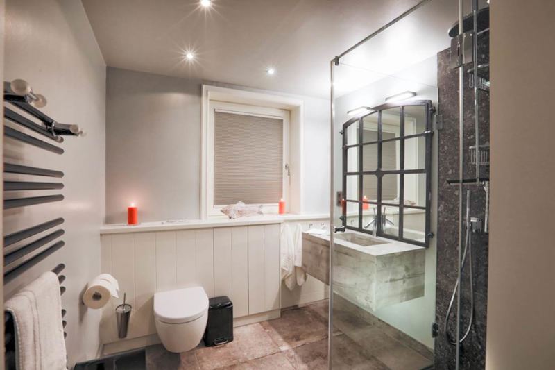 Das Luxusbad mit Walk-in-Dusche und Handtuchheizkörper
