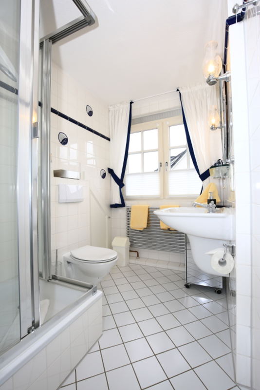 Das zweite Bad ist mit einer Dusche ausgestattet
