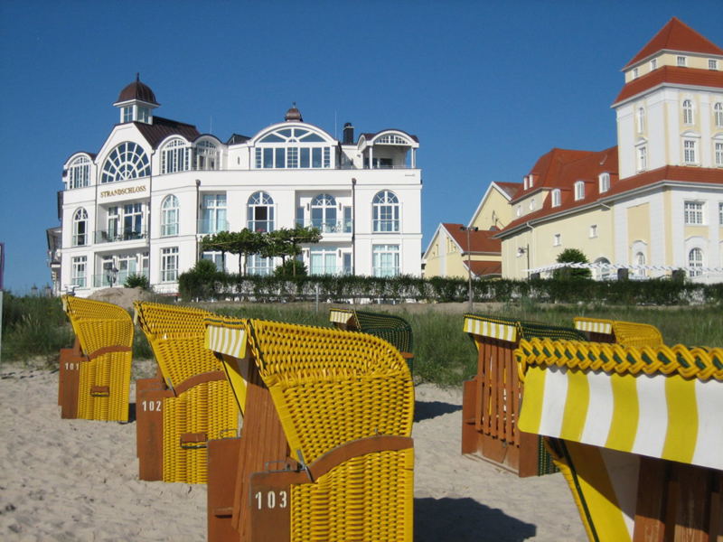Das Strandschloss liegt direkt am weißen Badestrand.