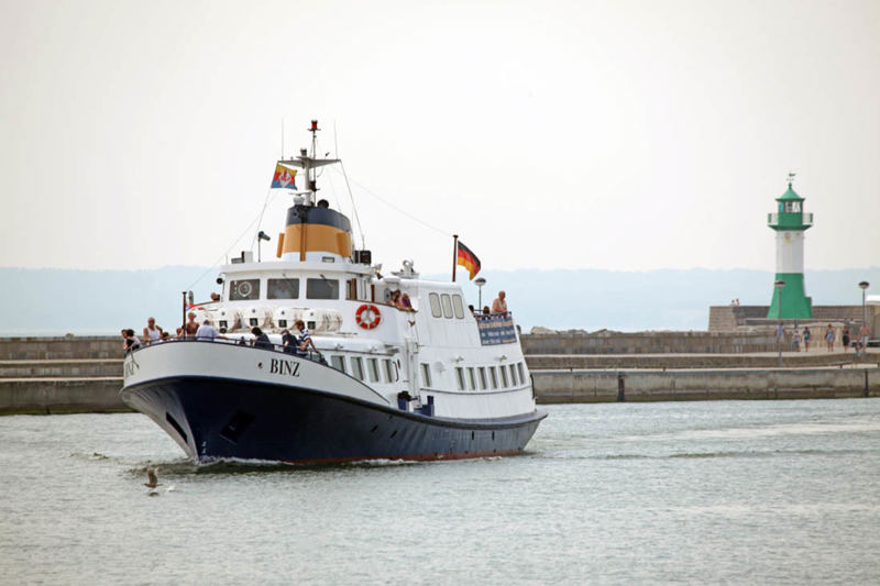 Fahren Sie mit einem Adler- Schiff entlang der Kreidefelsen. ©Jens Frank
