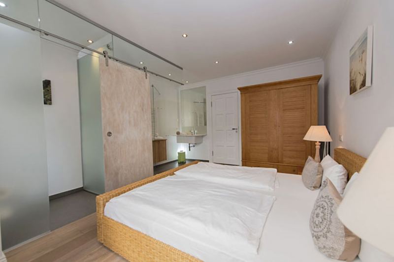 Schlafzimmer mit Kleiderschrank und Bad en Suite