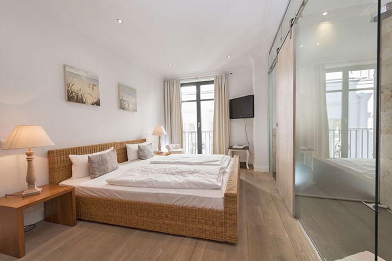Eines der Schlafzimmer ist mit einem großzügigen Doppelbett, Kleiderschrank, Flachbildschirm und  Bad en Suite ausgestattet