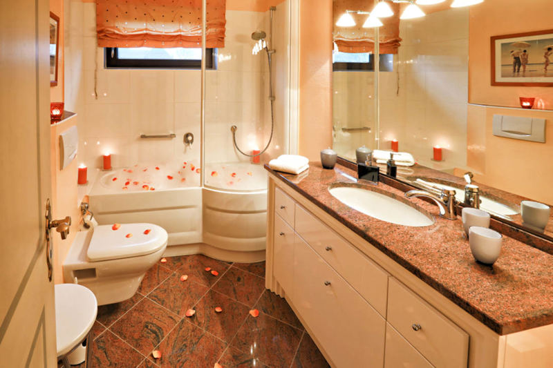 Das edle Granitbad mit Badewanne und Dusche

