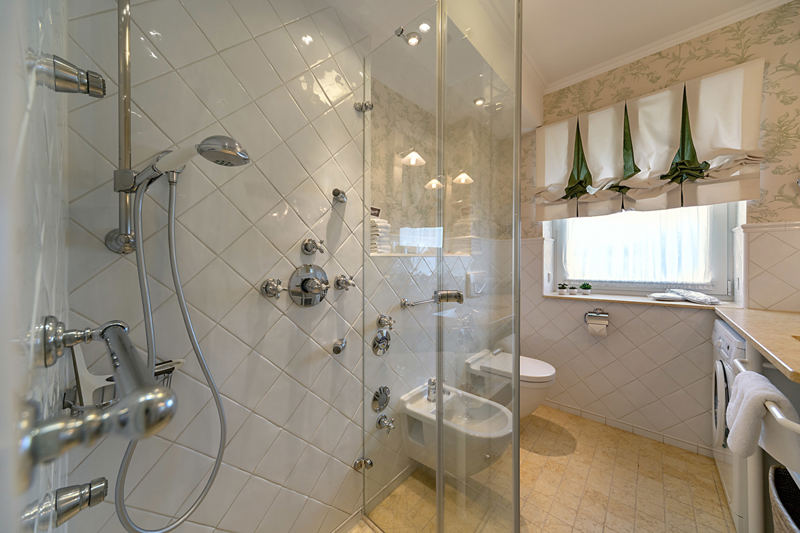 Die Dusche mit Seitenstrahlern, WC und Bidet.