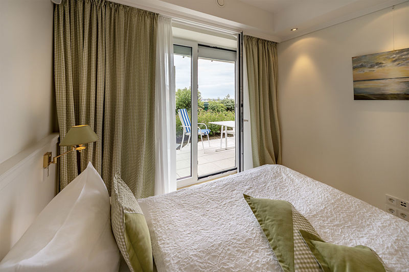 Auf die Terrasse gelangen Sie auch aus dem Schlafzimmer.
